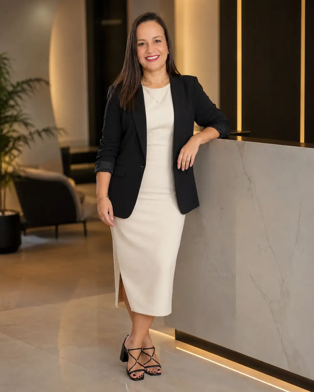 Dra. Michelle Mendes na recepção do escritório, pronta para atender