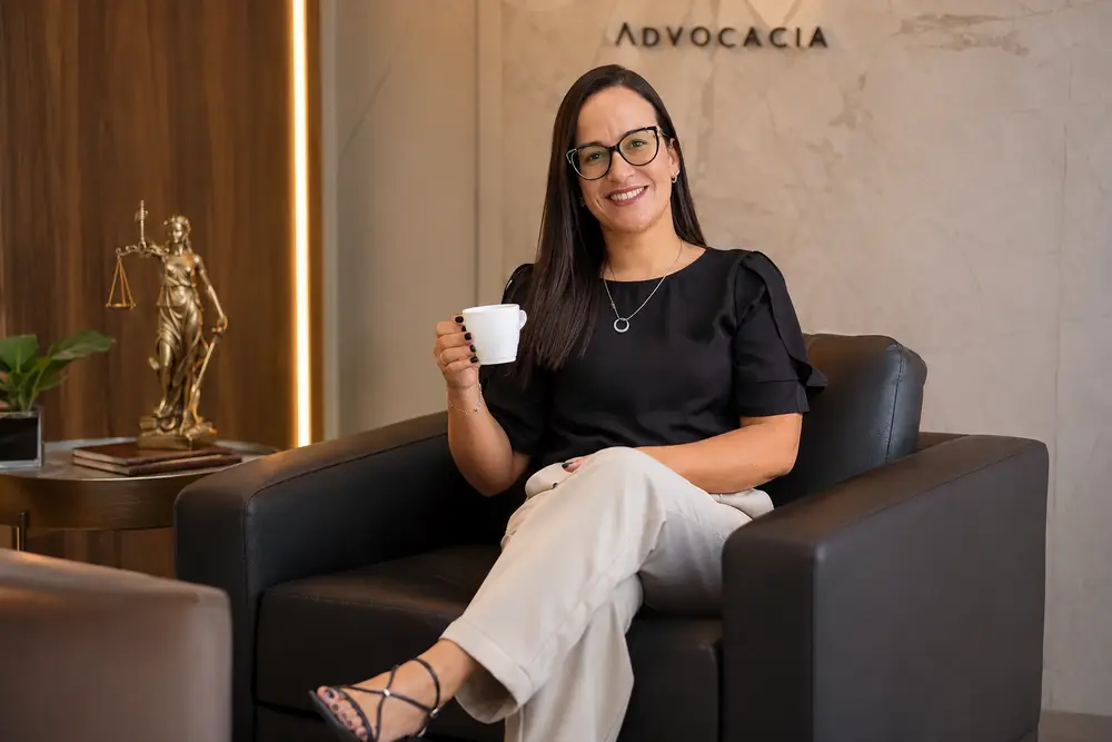 Dra. Michelle Mendes em ambiente profissional de atendimento